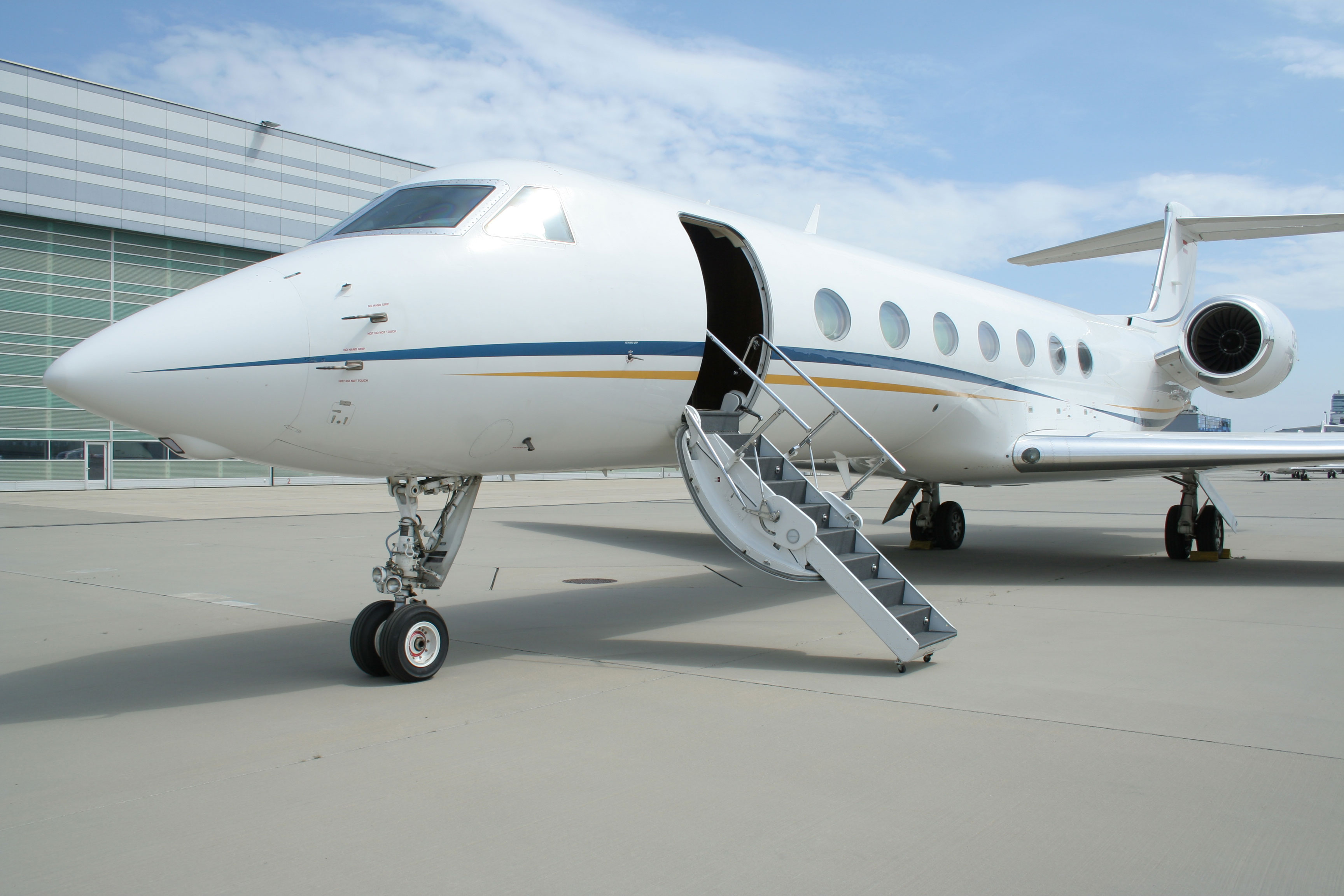 Symbolbild: Gulfstream G550 Businessjet mit geöffneter Einstiegstreppe